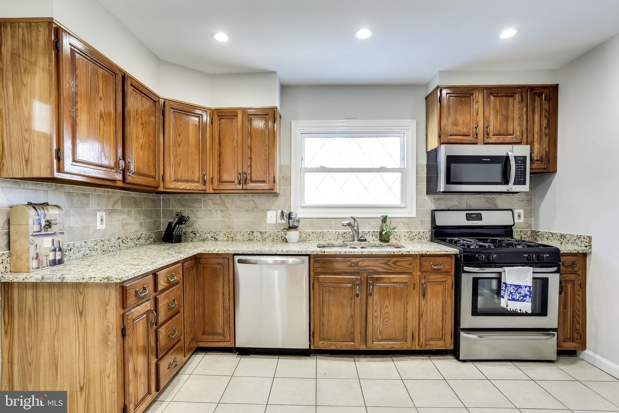 Granite Counters, Ceramic Tile Flrs & Stainless