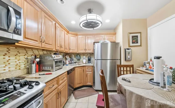 $2,100 | 390 College Drive, Edison, NJ 08817