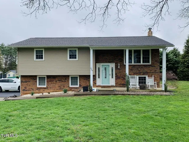 $294,000 | 324 Bellehaven Drive, Bristol, VA 24201