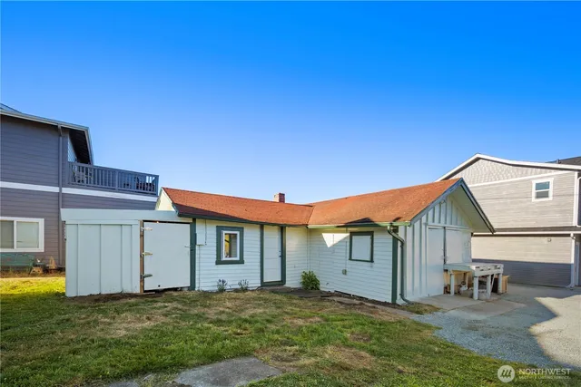 a view of a house with a yard
