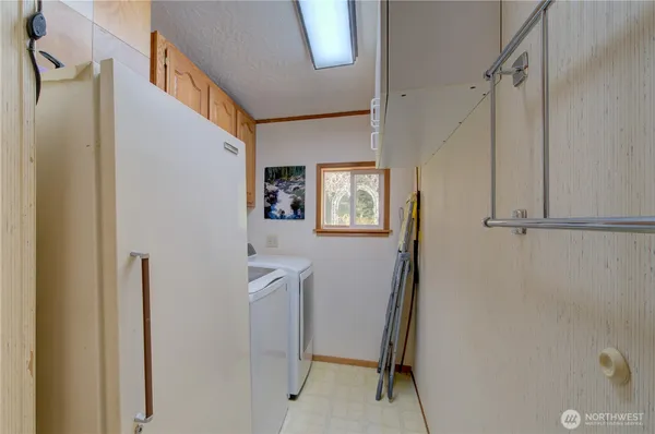 a view of a hallway with windows and entryway