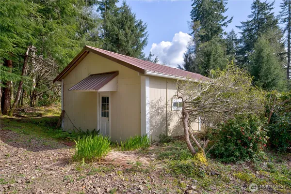 a view of a house with backyard