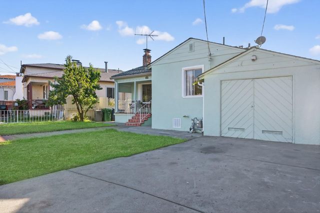 a front view of house with yard