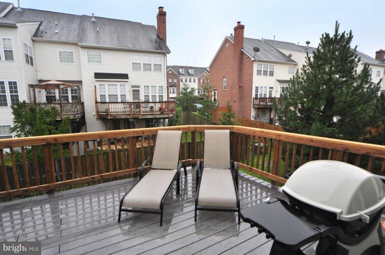 610 Springhouse Square Southeast Leesburg, VA 20175 - Photo 11 of 30 Trex deck