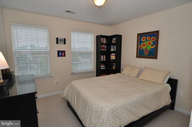 610 Springhouse Square Southeast Leesburg, VA 20175 - Photo 13 of 30 Second Bedroom with lots of light, big closet