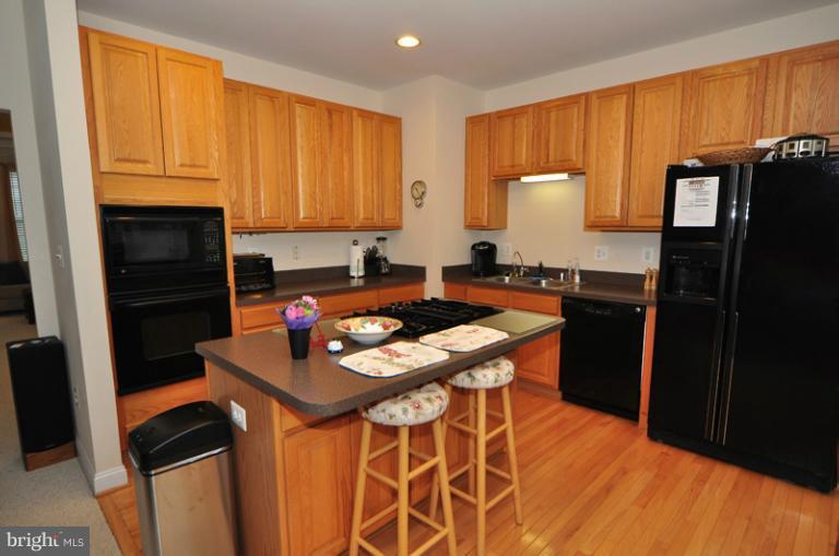 610 Springhouse Square Southeast Leesburg, VA 20175 - Photo 8 of 30 Large island, gas cook top, wall oven