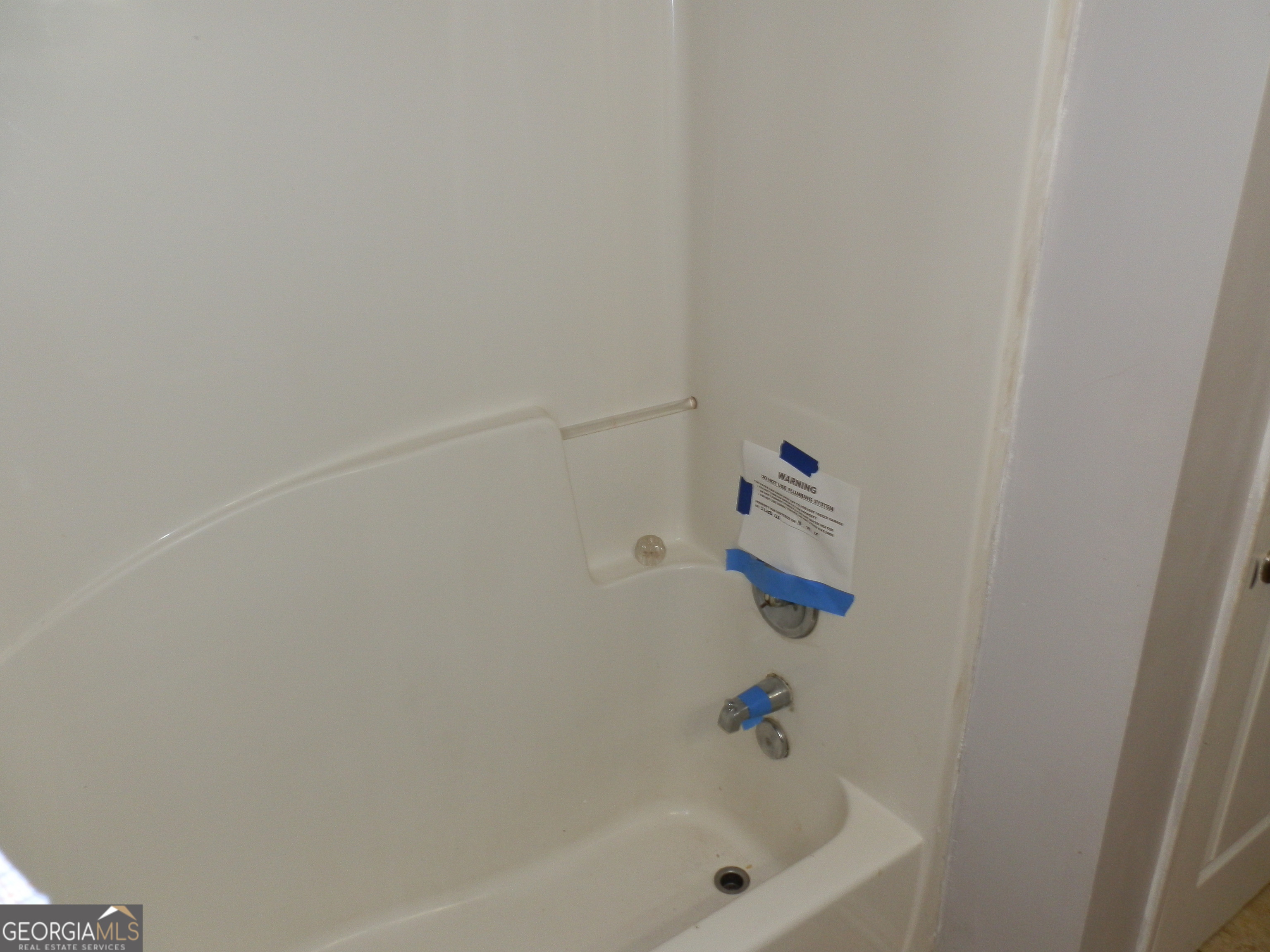 114 Lindsey Court Northeast Calhoun, GA 30701 - Photo 19 of 26 a bathroom with a bathtub