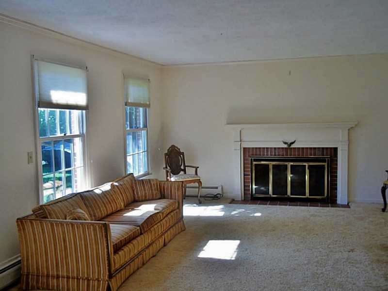 23 Hanley Farm Road, Unit 23 Warren, RI 02885 - Photo 5 of 10 Living Room.