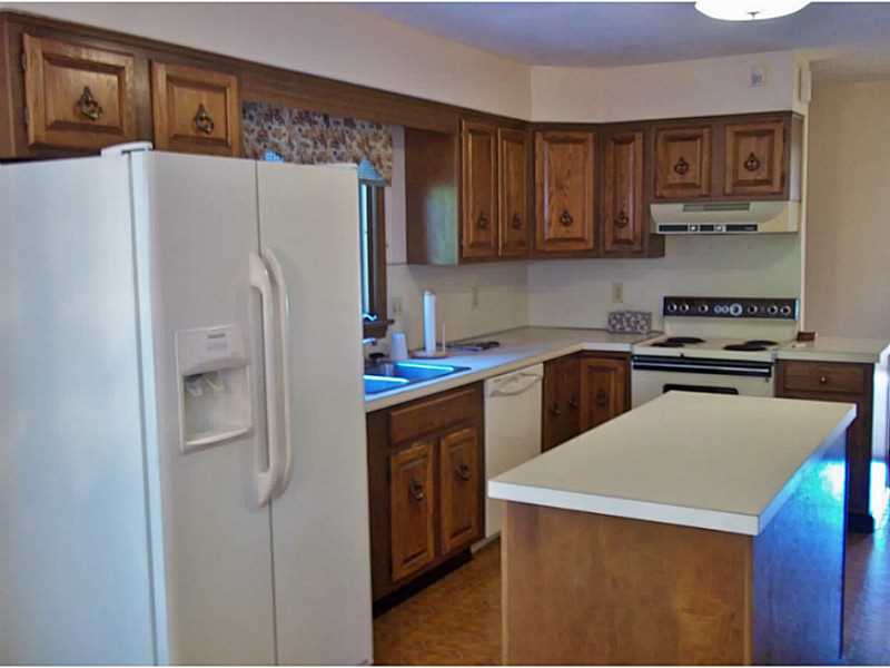 23 Hanley Farm Road, Unit 23 Warren, RI 02885 - Photo 7 of 10 Kitchen.