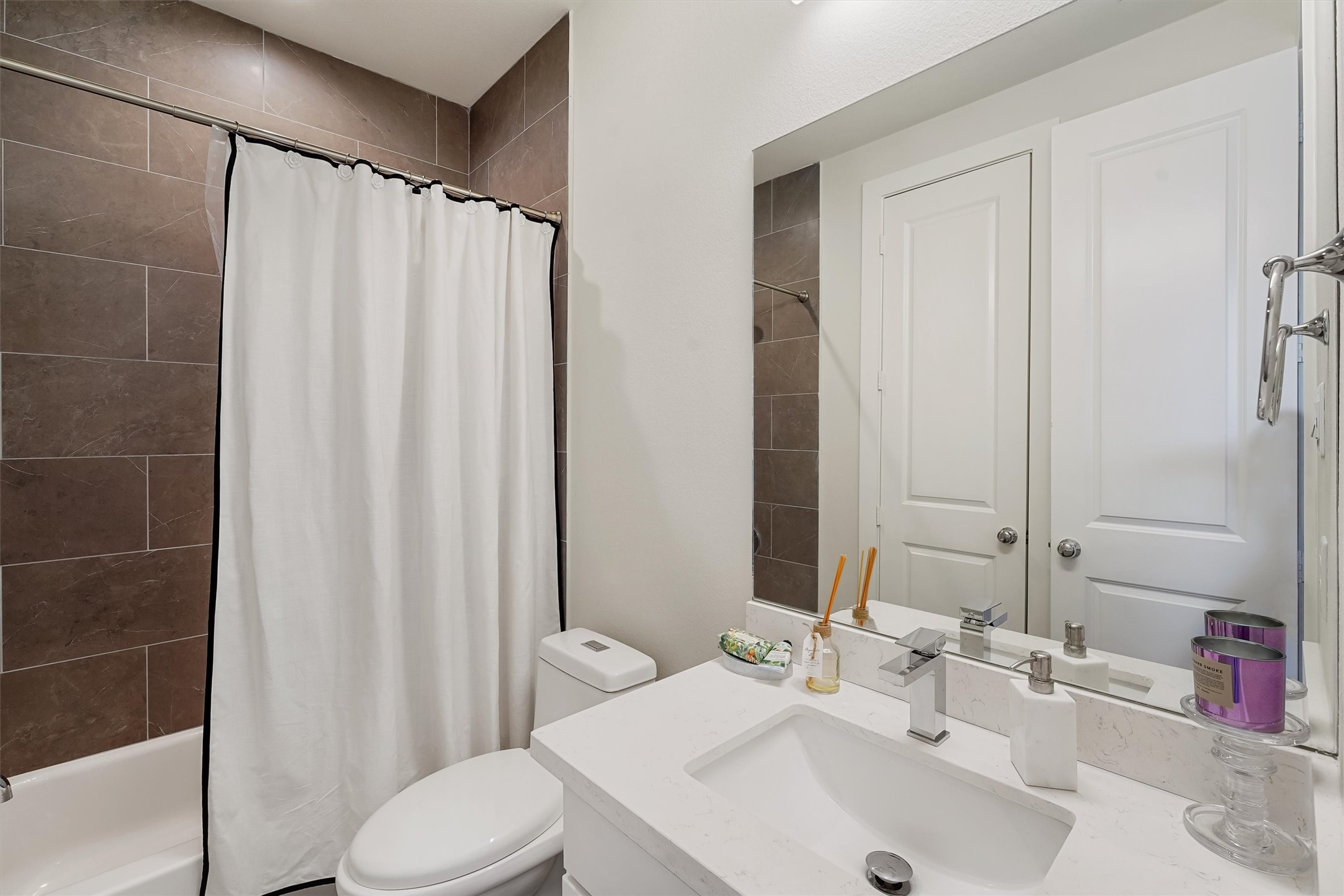 5209 Allen Street, Unit I Houston, TX 77007 - Photo 10 of 19 2nd room - full bathroom - 3rd floor