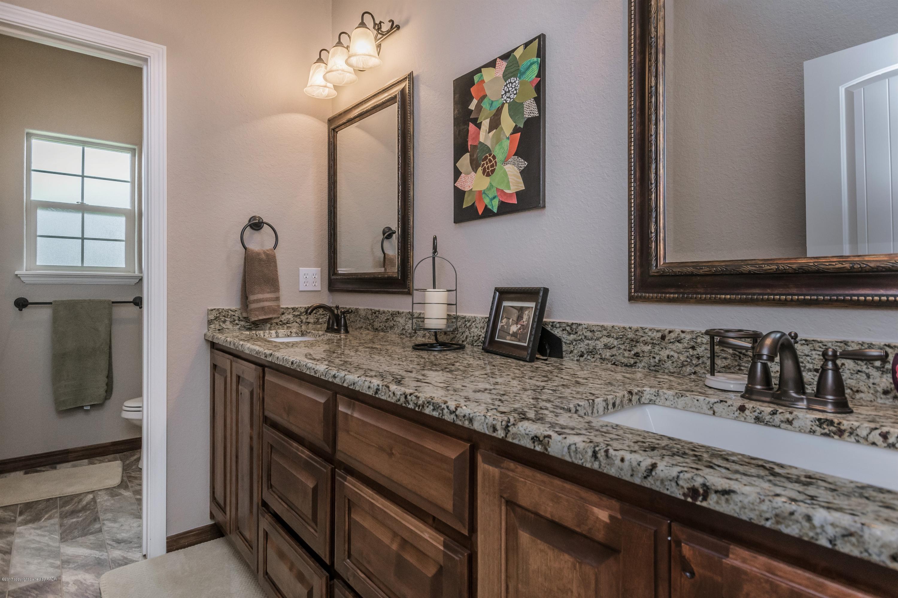 19600 Saddlehorn Road Amarillo, TX 79119 - Photo 15 of 25 015_Hall Bathroom