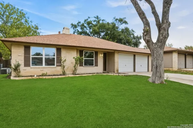 a view of a house with backyard