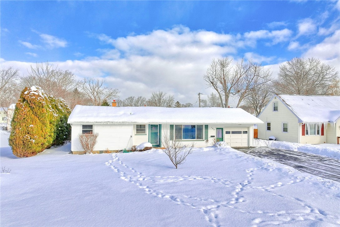 Beautiful ranch on a private lot within walking di