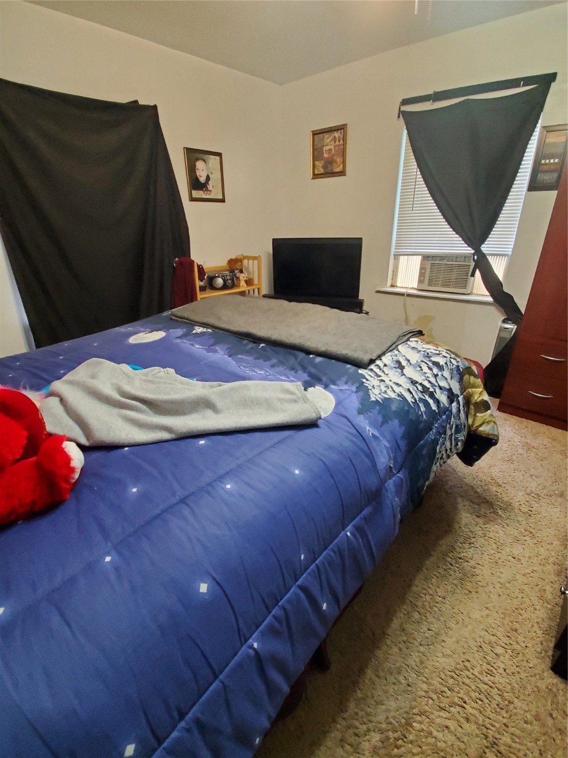 504 Pate Street Cleveland, TX 77328 - Photo 17 of 19 a bedroom with double bed and a microwave