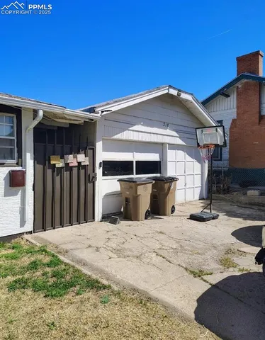 a view of a house with backyard