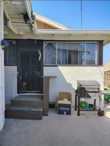 a view of a car garage of the house