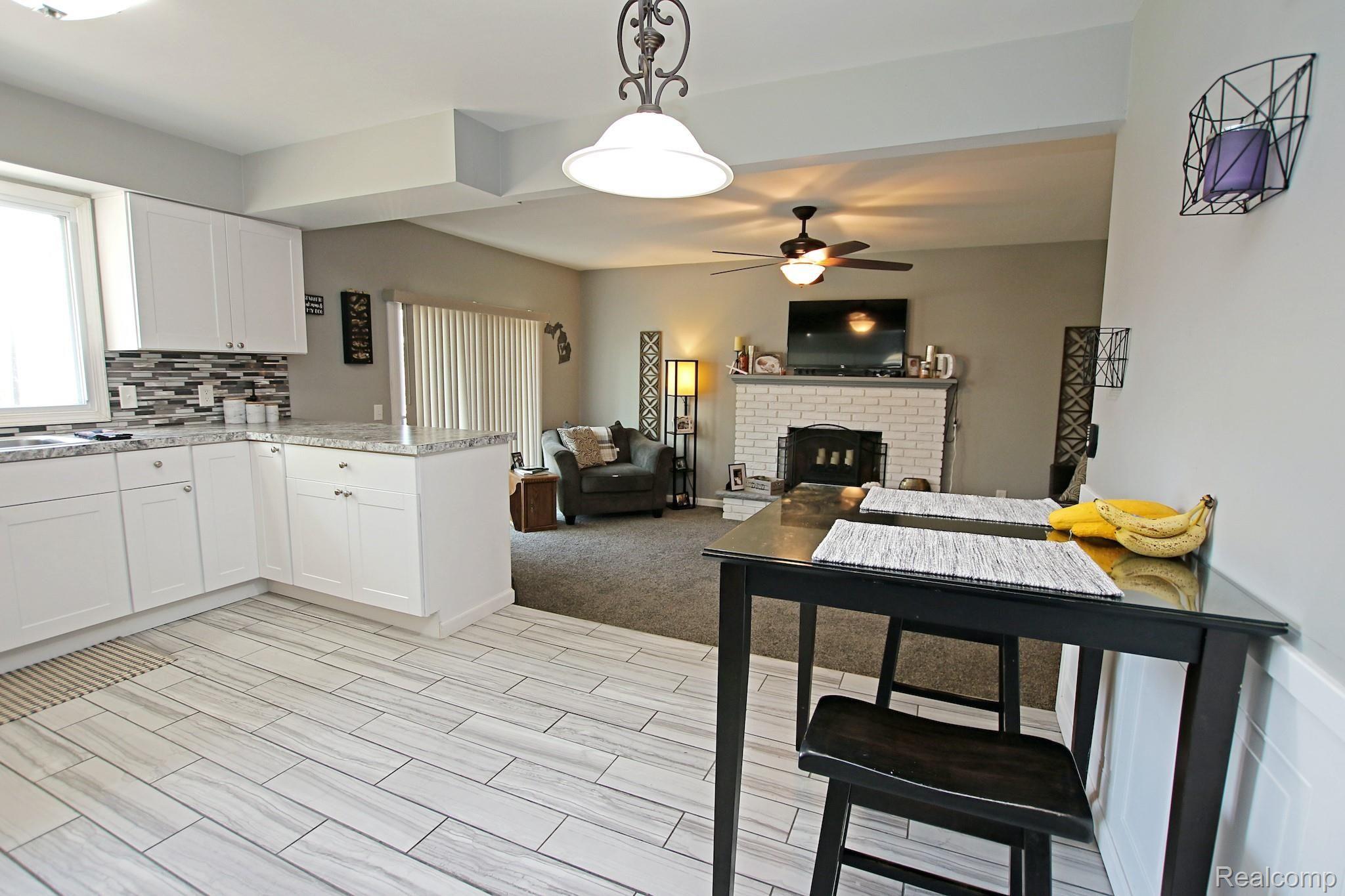 11) Kitchen.jpg