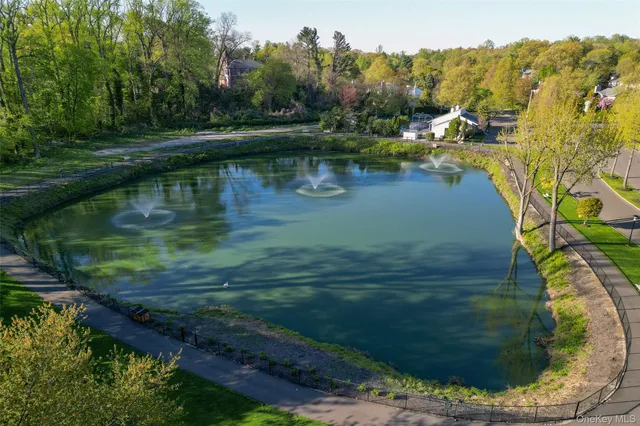 $2,998,000 | 45 Bristol Drive, Manhasset, NY 11030