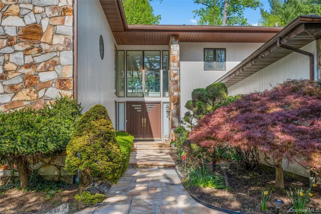 $2,998,000 | 45 Bristol Drive, Manhasset, NY 11030