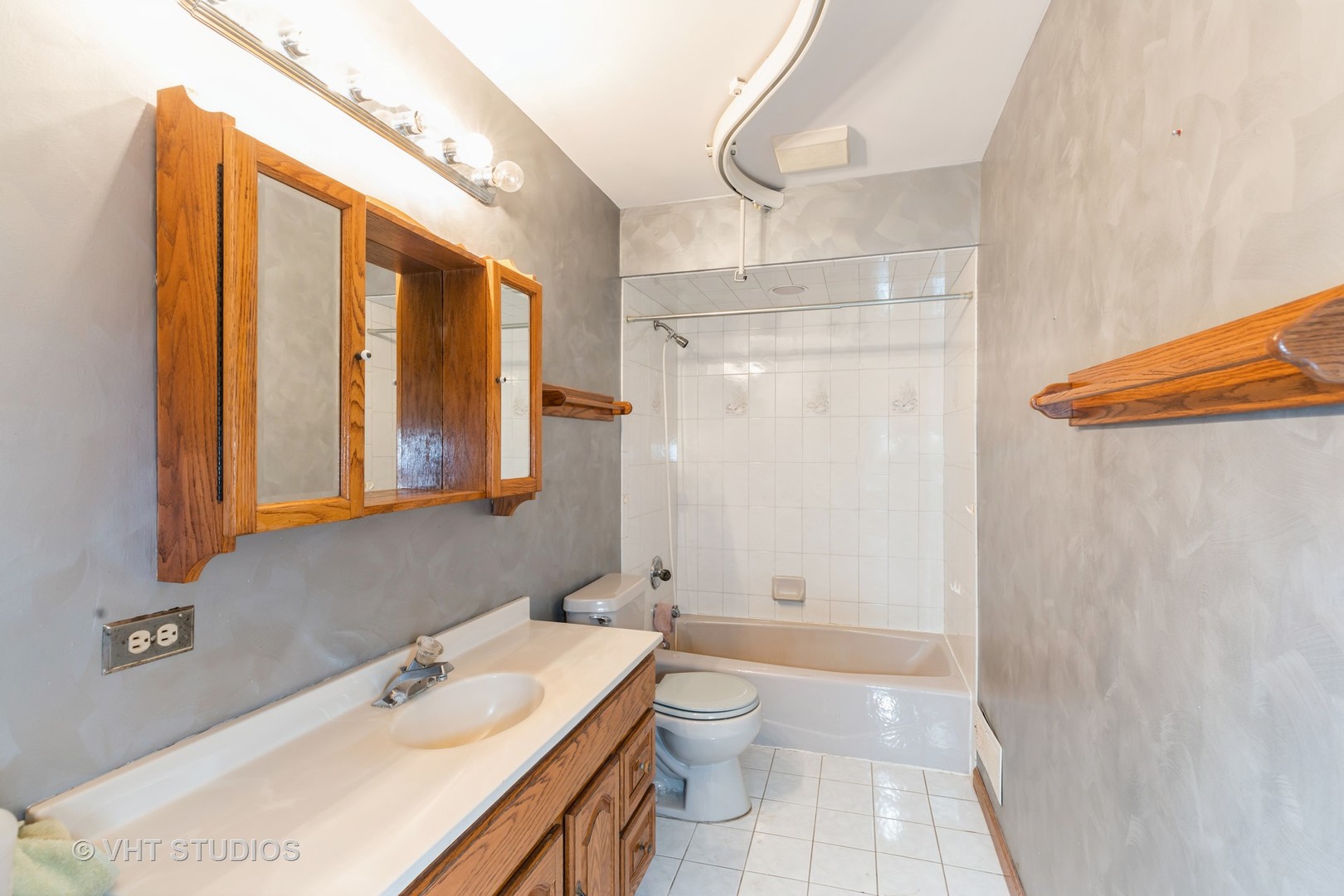 24960 South Scheer Road Monee, IL 60449 - Photo 14 of 26 a bathroom with a sink a toilet and shower