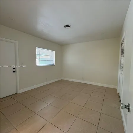 $3,000 | 590 Northeast 20th Street, Unit 2, Wilton Manors, FL 33305