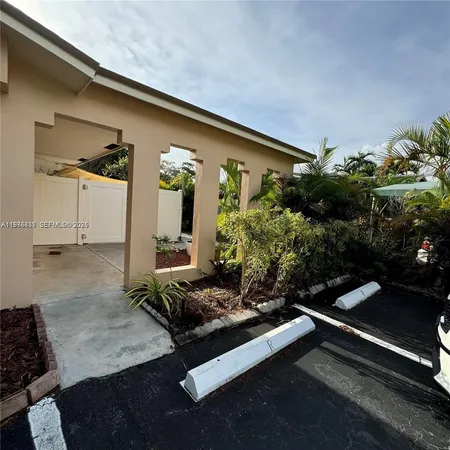 $3,000 | 590 Northeast 20th Street, Unit 2, Wilton Manors, FL 33305