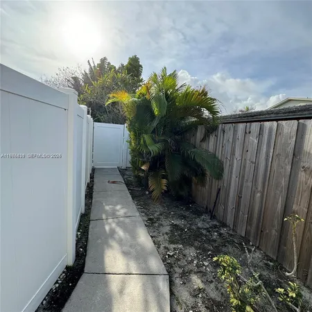 $3,000 | 590 Northeast 20th Street, Unit 2, Wilton Manors, FL 33305