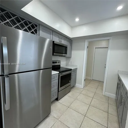 $3,000 | 590 Northeast 20th Street, Unit 2, Wilton Manors, FL 33305