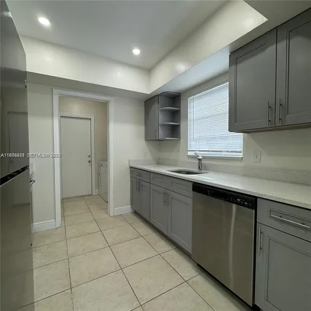 $3,000 | 590 Northeast 20th Street, Unit 2, Wilton Manors, FL 33305