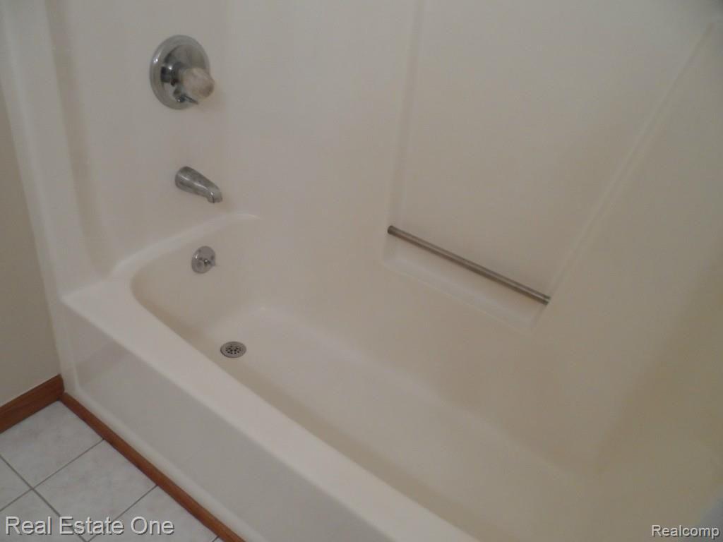 2684 Cole Road Lake Orion, MI 48362 - Photo 30 of 31 BTH 2.jpg