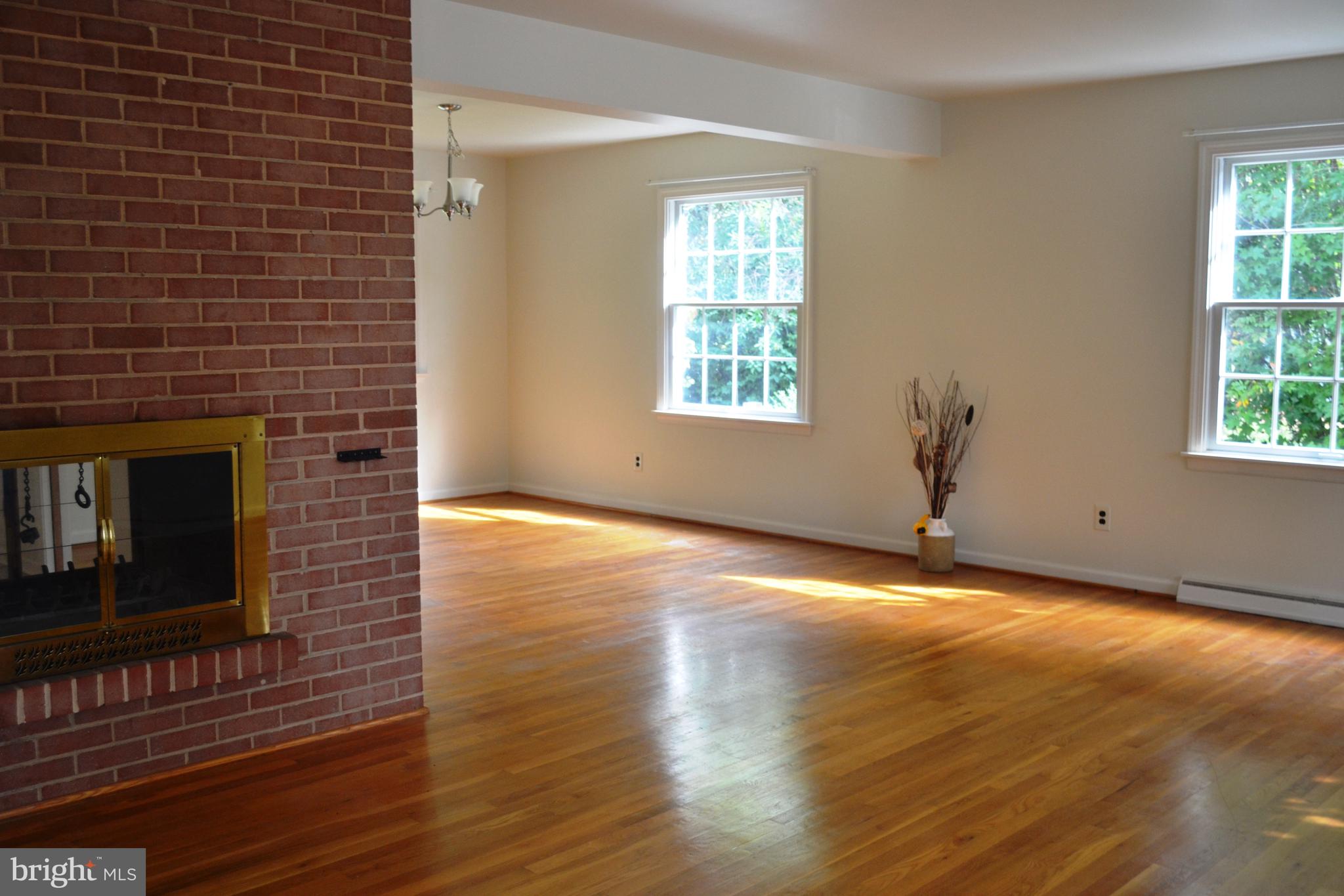 14 Ritter Lane Newark, DE 19711 - Photo 4 of 27 Living Room with Hardwood Floors