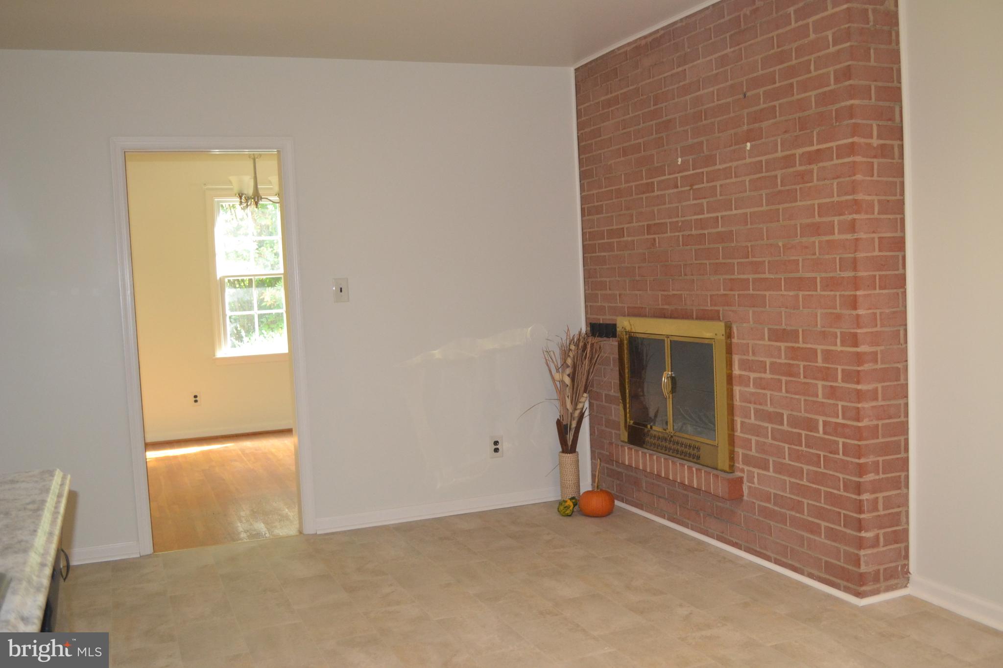 14 Ritter Lane Newark, DE 19711 - Photo 7 of 27 Living Room to Foyer