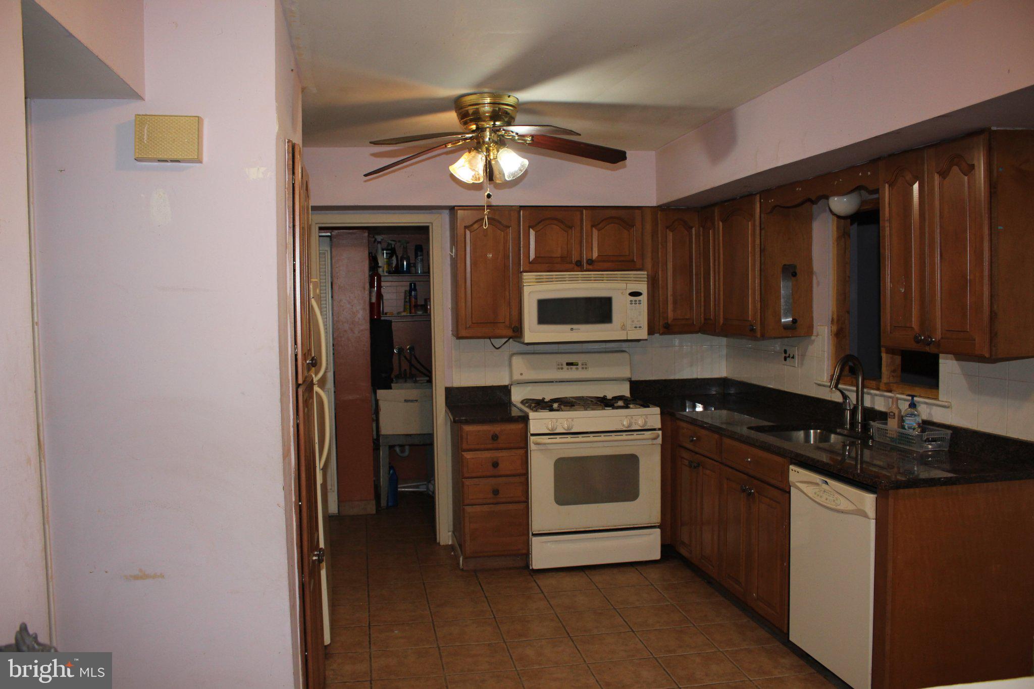 146 Oakmont Road Clementon, NJ 08021 - Photo 7 of 29 Cozy kitchen with warm wooden tones.
