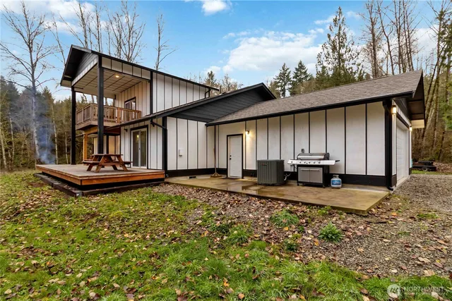a view of a house with backyard and sitting area