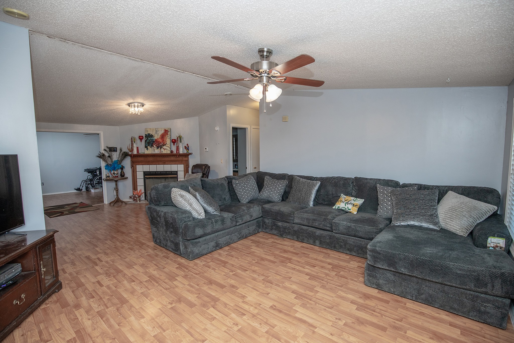 2113 Sugar Camp Road Springfield, TN 37172 - Photo 5 of 47 a living room with furniture and a flat screen tv with kitchen view