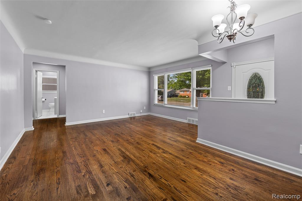 19044 Norwich Road Livonia, MI 48152 - Photo 5 of 27