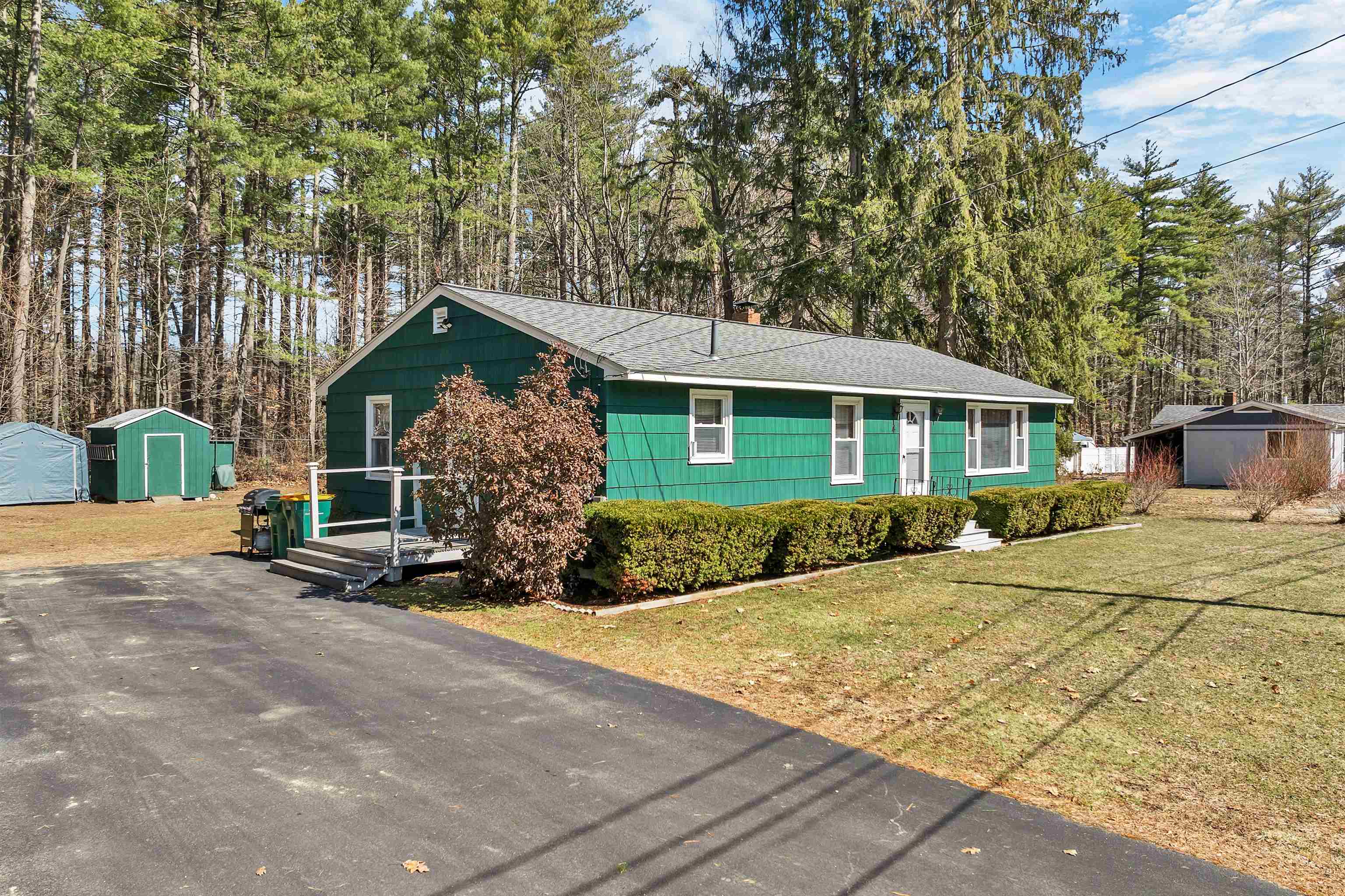 4 Jefferson Avenue Rochester, NH 03867 - Photo 2 of 46