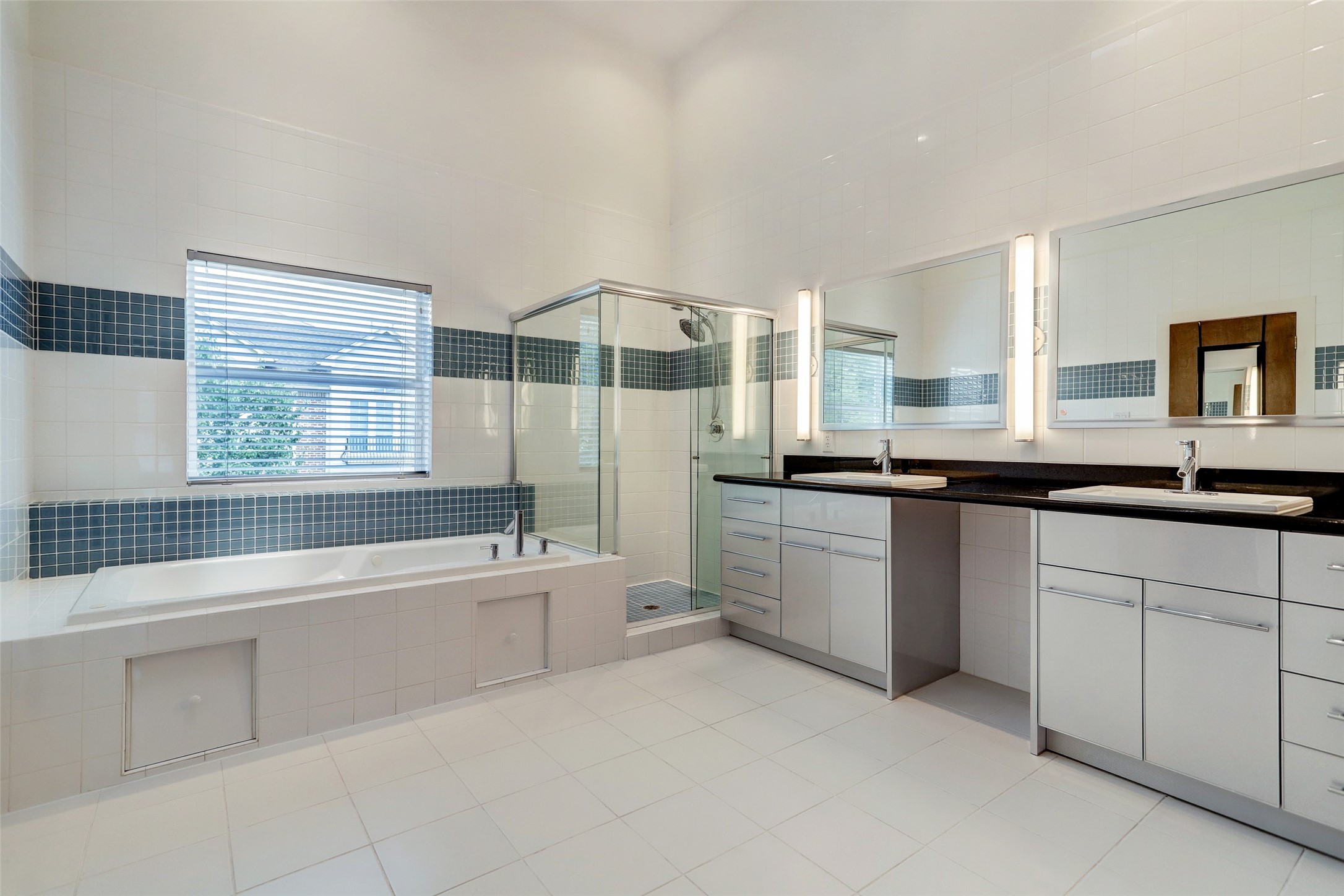 1820 Prospect Street Houston, TX 77004 - Photo 16 of 18 a bathroom with a bathtub a sink a window and mirror
