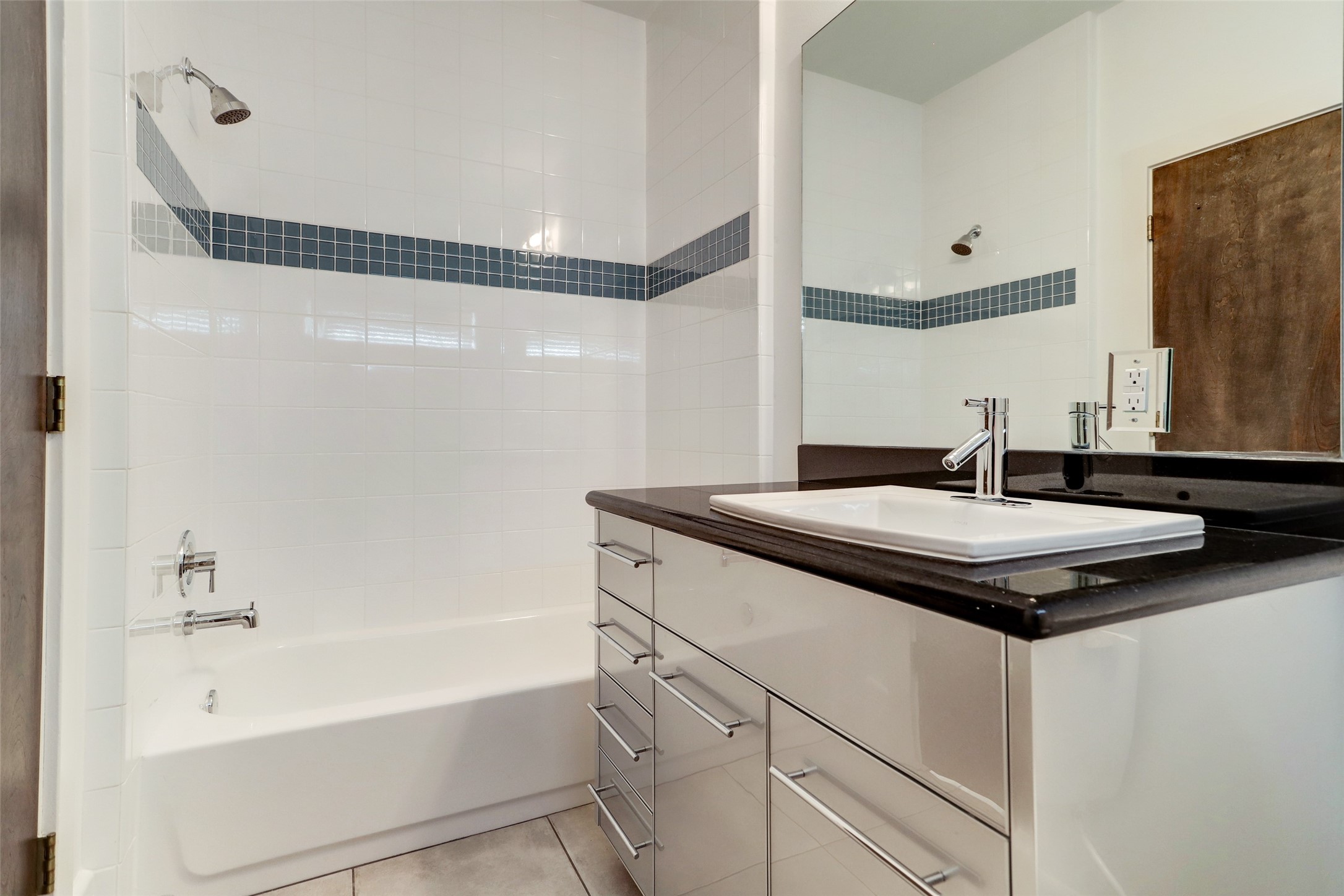 1820 Prospect Street Houston, TX 77004 - Photo 4 of 18 a bathroom with a sink and a bathtub