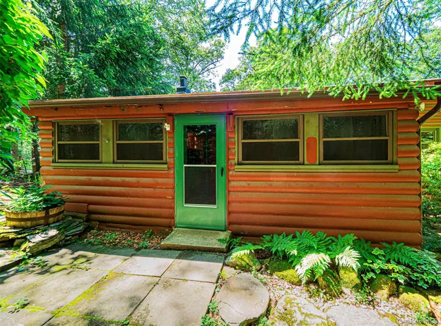 a view of a house with a backyard