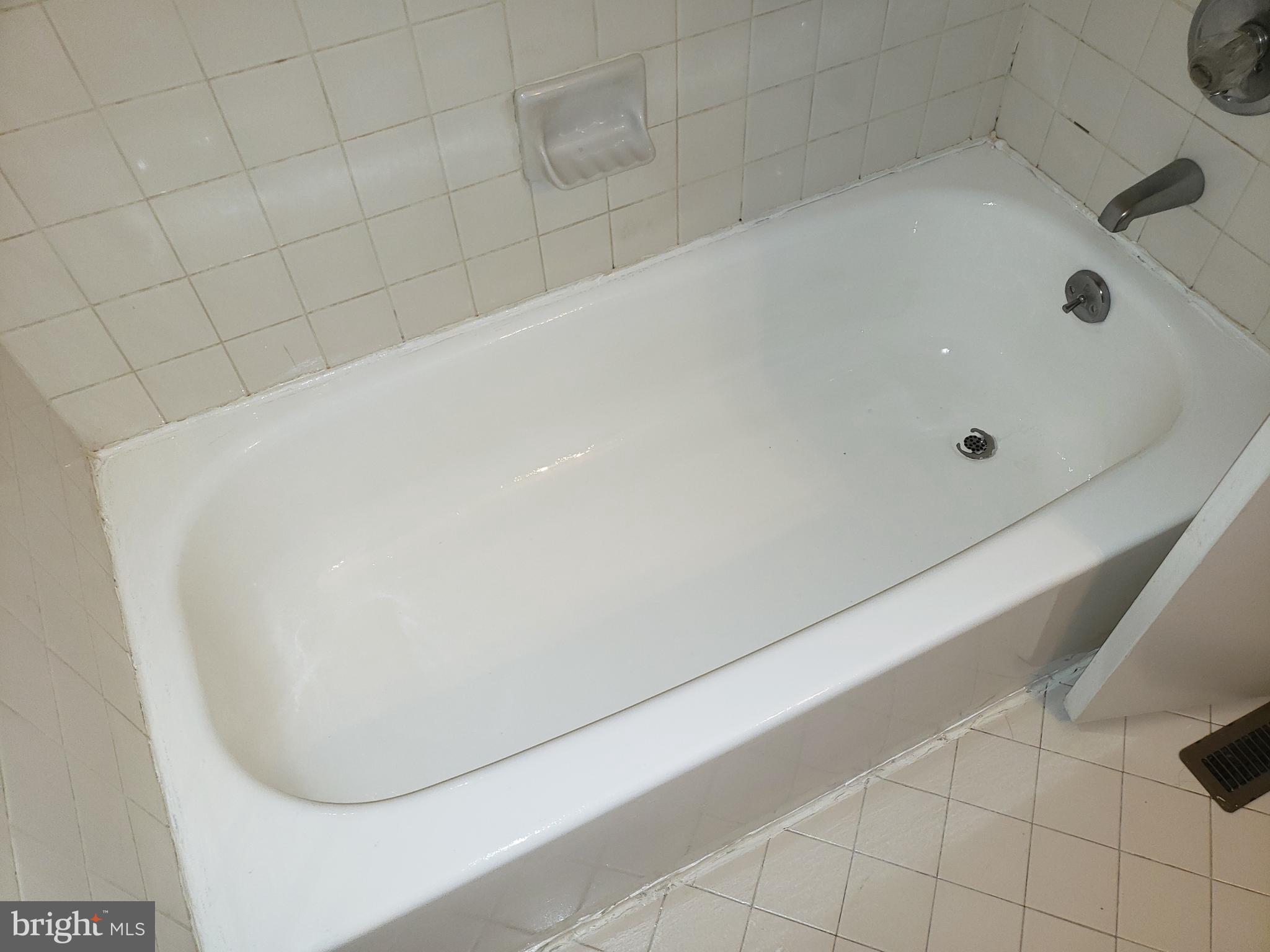 4 Mainview Court Randallstown, MD 21133 - Photo 16 of 25 a bathroom with a bathtub