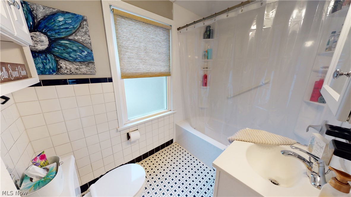 1527 Edgefield Road Lyndhurst, OH 44124 - Photo 18 of 25 Full bathroom- second floor