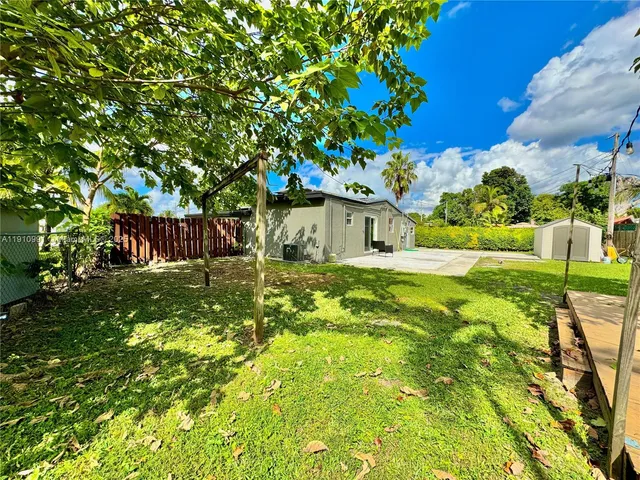 a view of yard with tree