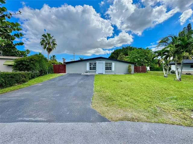 a view of a yard with a tree