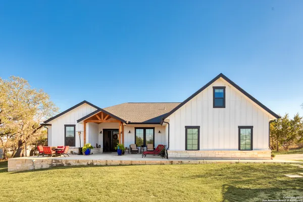 $989,900 | 23 Waring Road, Boerne, TX 78006