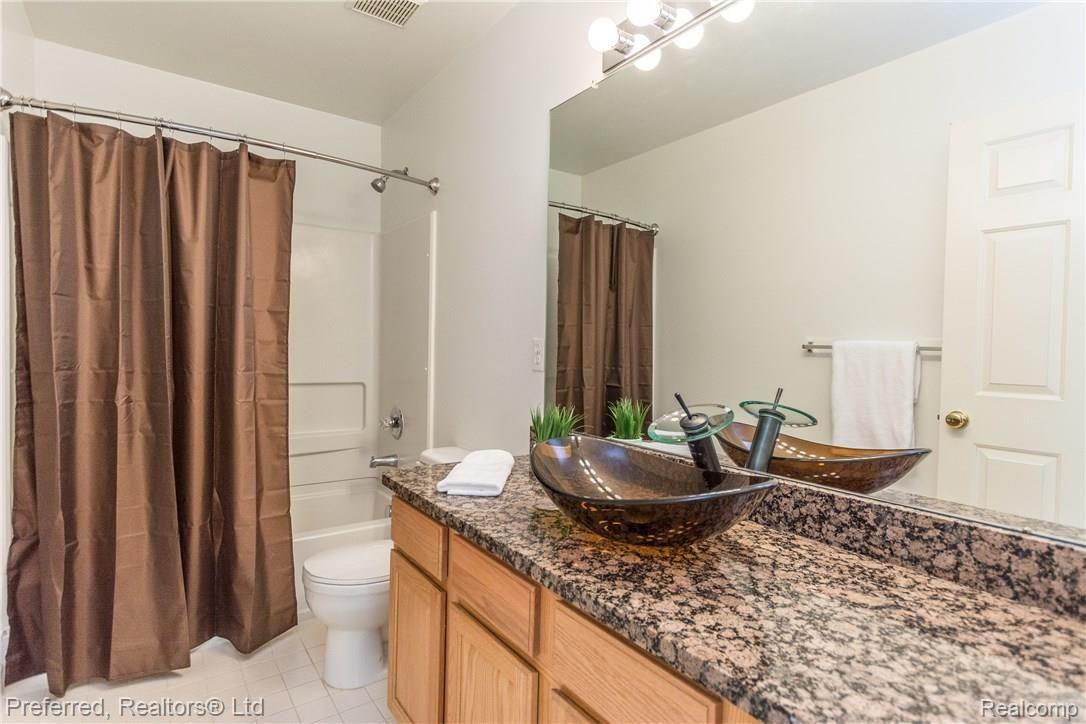 598 Cherry Orchard Road Canton, MI 48188 - Photo 15 of 29 DSC_6108.jpg