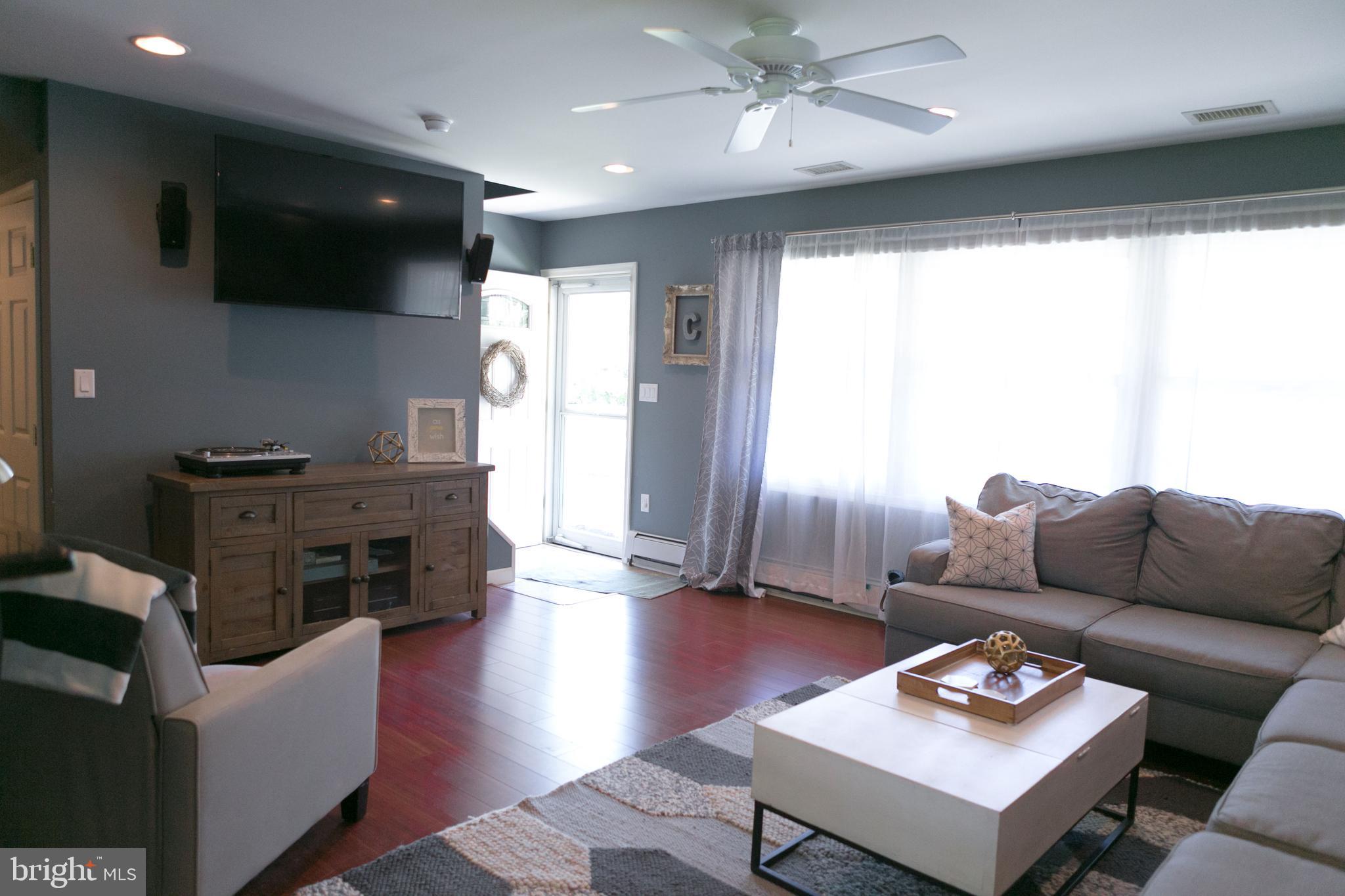 34 Crystal Road Levittown, PA 19057 - Photo 4 of 21 Living Room