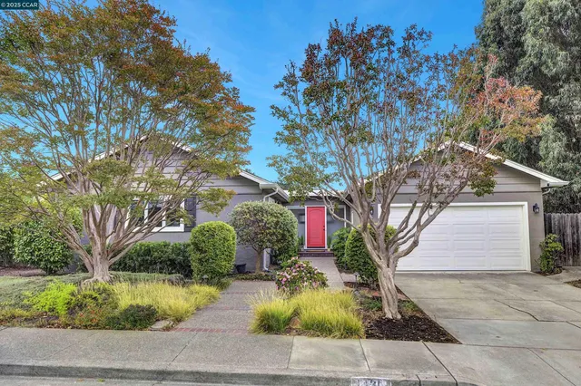 a view of a fountain in front of a house