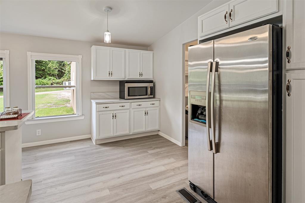 175 Kings Row Malakoff, TX 75148 - Photo 15 of 40 a kitchen with a refrigerator a sink and a window