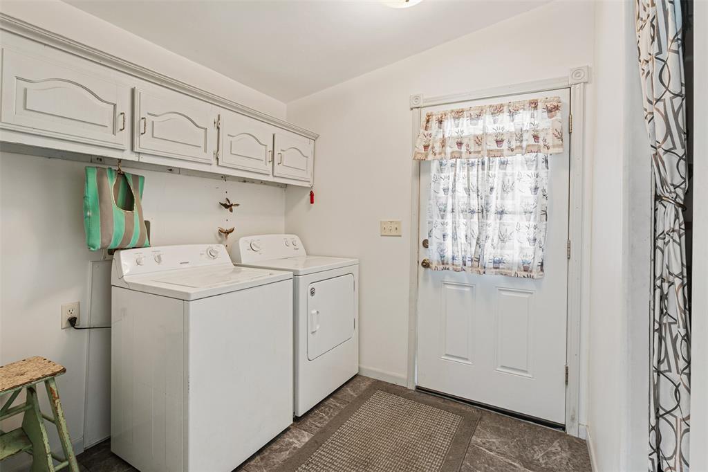 175 Kings Row Malakoff, TX 75148 - Photo 16 of 40 a utility room with dryer and washer